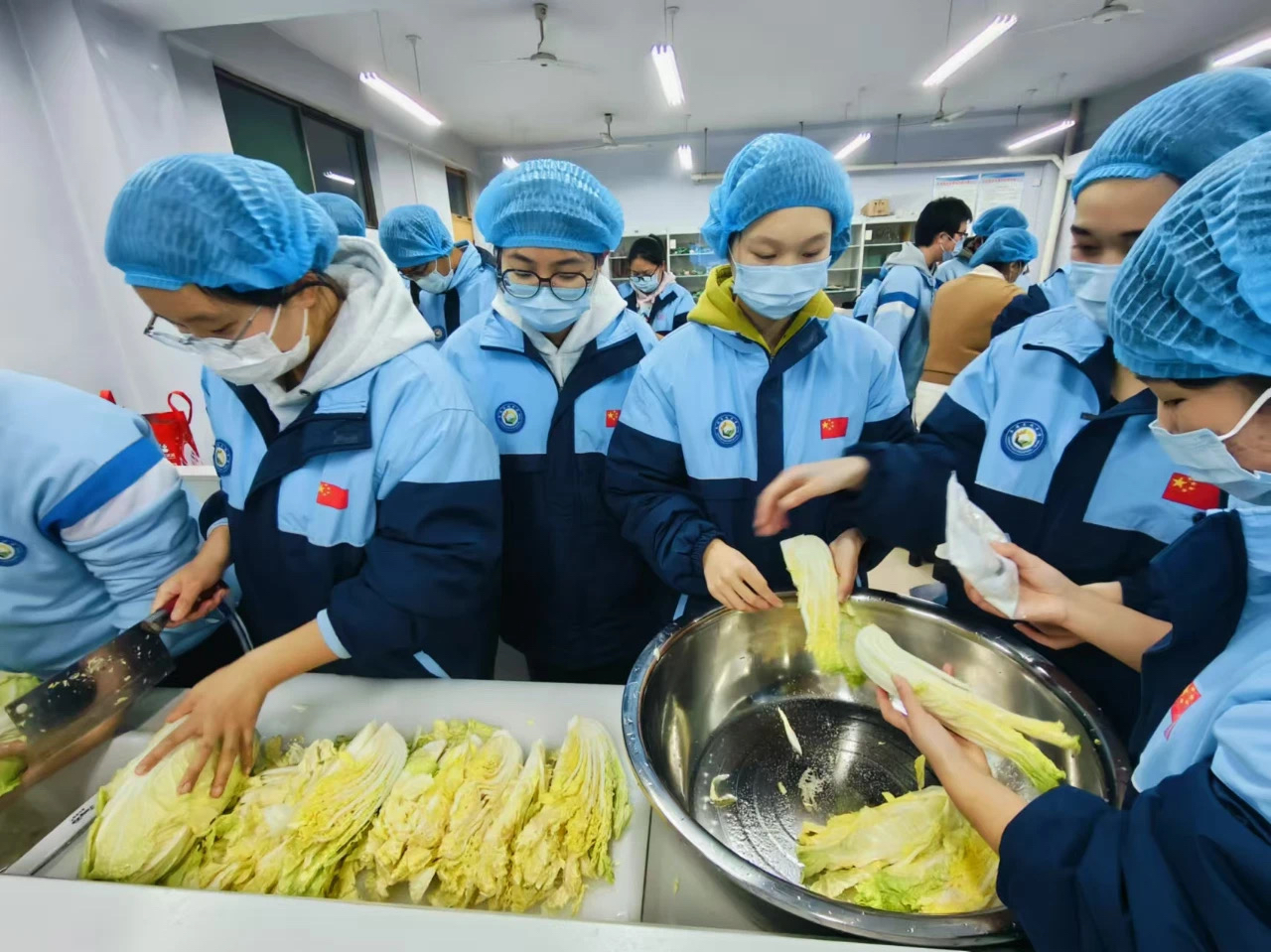 生物课怎么上？泰安一高中组织学生在实验室里腌泡菜(图2)